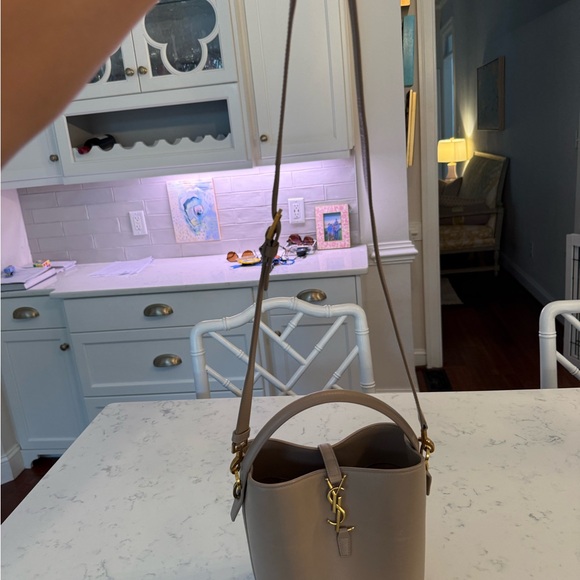 Saint Laurent Le 37 YSL Bucket Bag in Smooth Leather - Picture 5 of 9